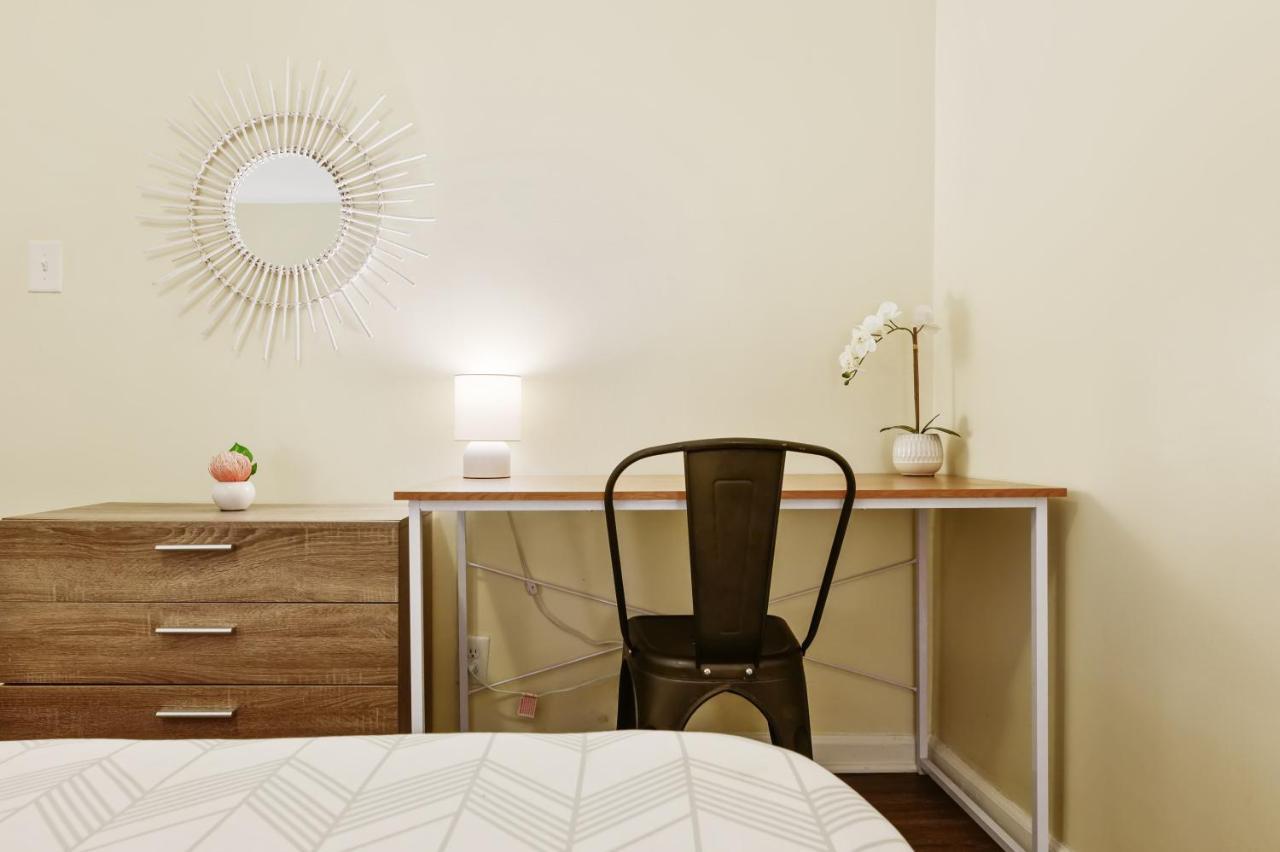 Dapper Digs - King Bed - Long Term Stays - Duke ダーラム エクステリア 写真